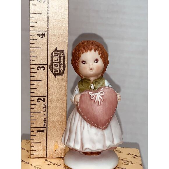 Hallmark 1983 Girl With Heart Heartfelt Wishes Porcelain Figurine Mary Hamilton - Picture 10 of 14